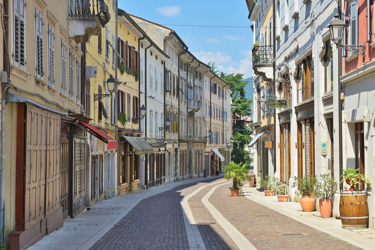 In pochi passi cambi Paese senza accorgertene: la città italiana dove il confine racconta tutto
