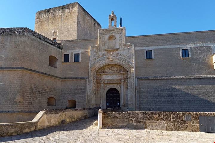 È uno dei più grandi di tutta Italia: tra gli ulivi del Salento un castello a forma di stella tutto da scoprire