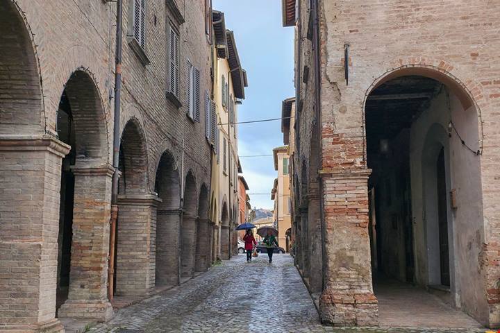 Anche se mancano 3 mesi all'Epifania, ecco perché dovresti visitare già adesso la Città della Befana nelle Marche