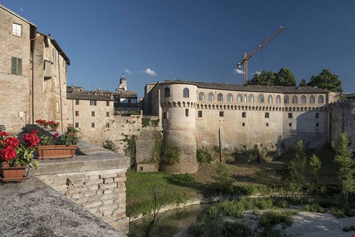 Anche se mancano 3 mesi all'Epifania, ecco perché dovresti visitare già adesso la Città della Befana nelle Marche