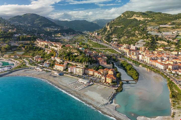L'ultimo avamposto d'Italia prima del confine: in Liguria c'è la città dei fiori dove si parla anche francese