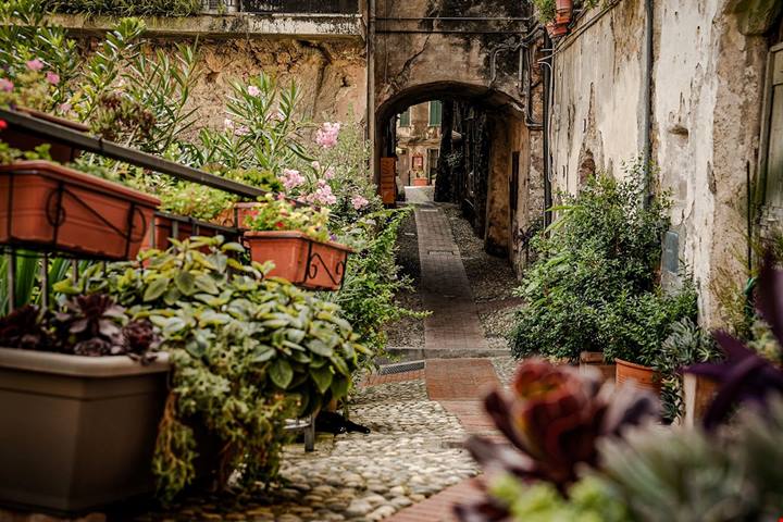 L'ultimo avamposto d'Italia prima del confine: in Liguria c'è la città dei fiori dove si parla anche francese