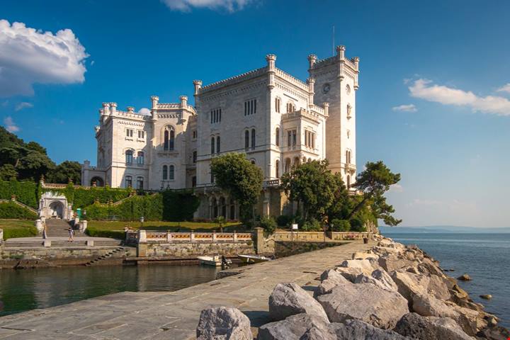 Sembra Vienna affacciata sull’Adriatico: la città italiana dove il vento racconta storie di confine