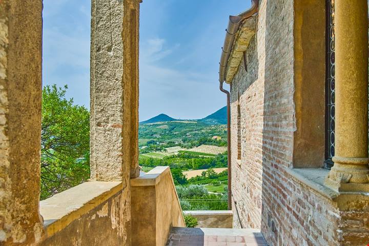 Il borgo dei Colli Euganei che stregò il Petrarca: una perla medievale famosa per le sue giuggiole