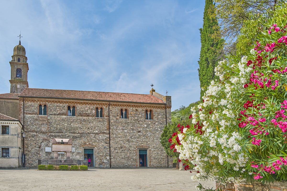 Il borgo dei Colli Euganei che stregò il Petrarca: una perla medievale famosa per le sue giuggiole