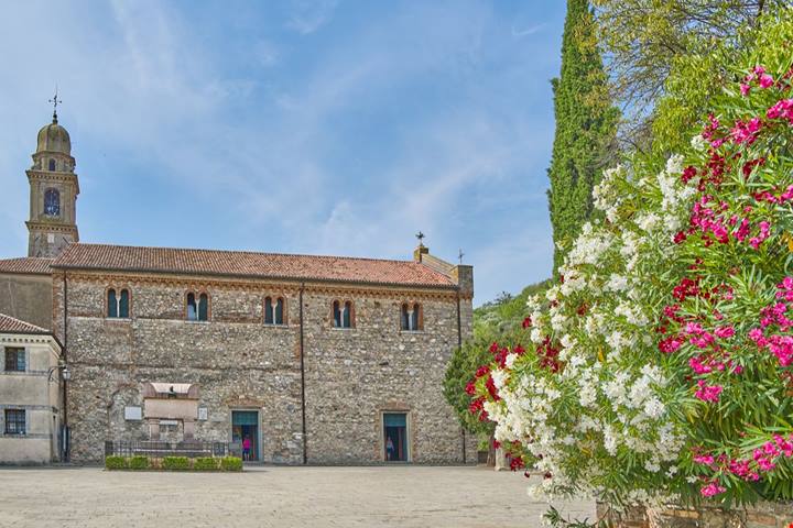 Il borgo dei Colli Euganei che stregò il Petrarca: una perla medievale famosa per le sue giuggiole