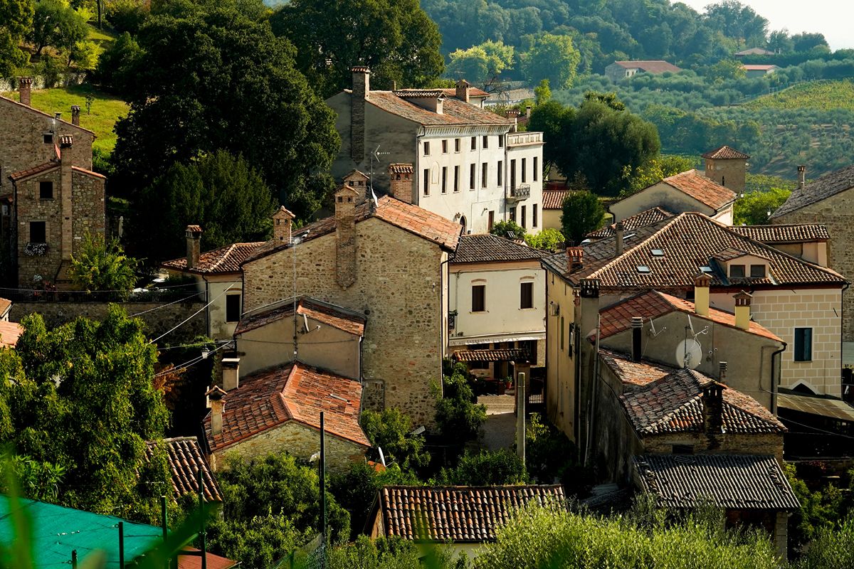 Il borgo dei Colli Euganei che stregò il Petrarca: una perla medievale famosa per le sue giuggiole