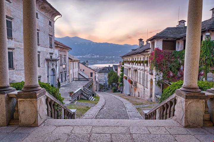 Il lago piemontese dove in pochi passi trovi un’isola, un borgo da fiaba e un Sacro Monte