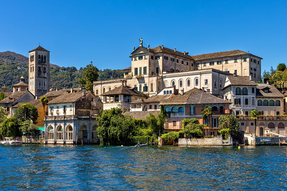Il lago piemontese dove in pochi passi trovi un’isola, un borgo da fiaba e un Sacro Monte