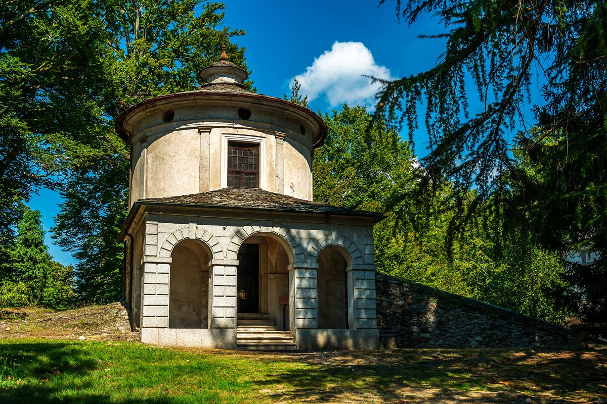 Il lago piemontese dove in pochi passi trovi un’isola, un borgo da fiaba e un Sacro Monte