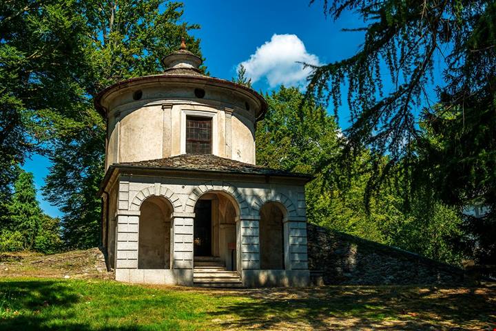 Il lago piemontese dove in pochi passi trovi un’isola, un borgo da fiaba e un Sacro Monte