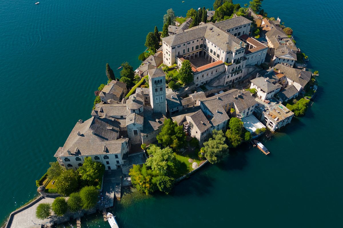 Il lago piemontese dove in pochi passi trovi un’isola, un borgo da fiaba e un Sacro Monte