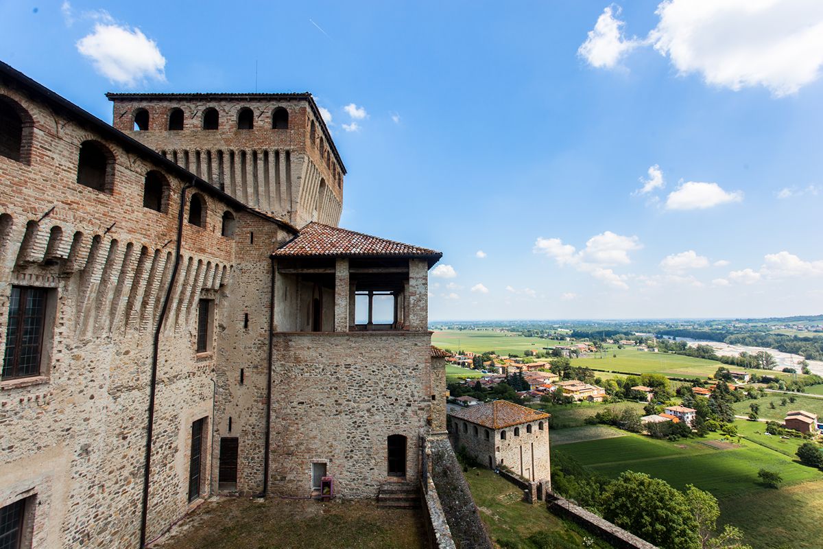 Sulle colline di Parma c'è il 'borgo del prosciutto': si mangia bene, ma è per un altro motivo che vorrai visitarlo