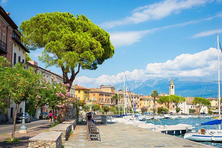 Lombardia: il borgo sul Lago di Garda celebre per la sua antica Valle delle Cartiere