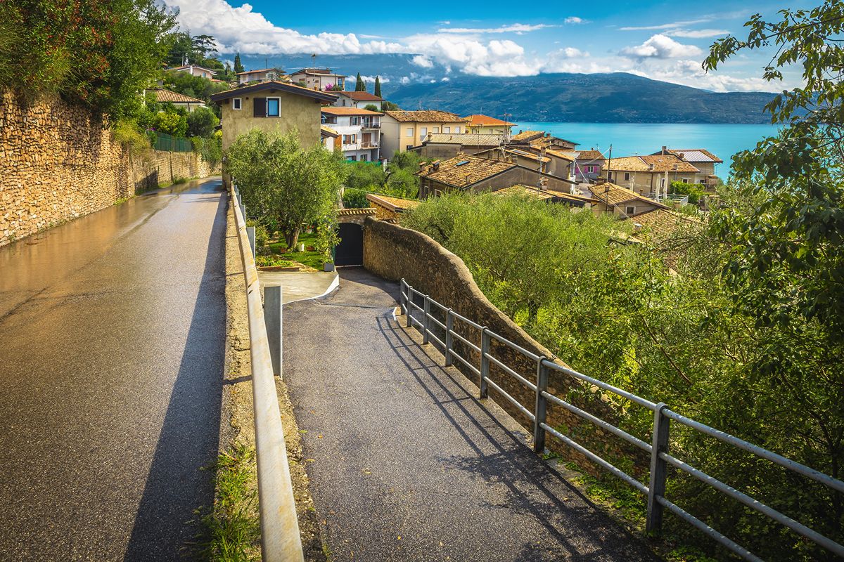Lombardia: il borgo sul Lago di Garda celebre per la sua antica Valle delle Cartiere