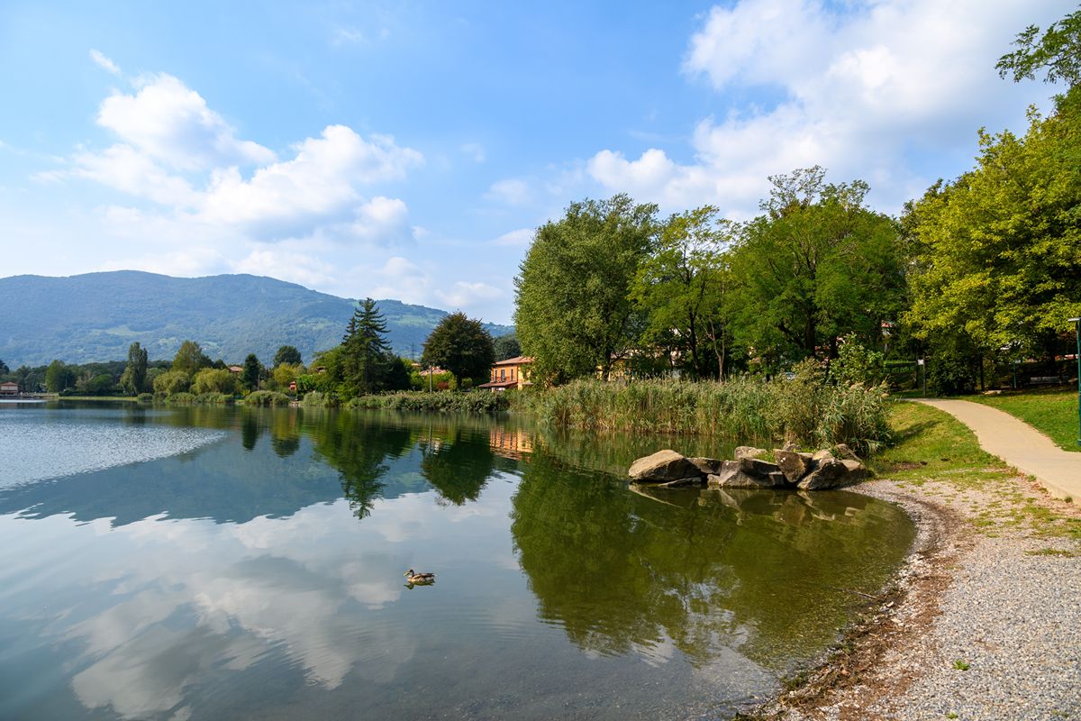5 laghi della Lombardia che ancora non conosci (e che vale la pena scoprire in autunno)