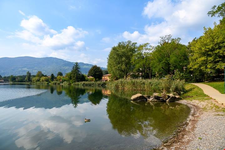 5 laghi della Lombardia che ancora non conosci (e che vale la pena scoprire in autunno)