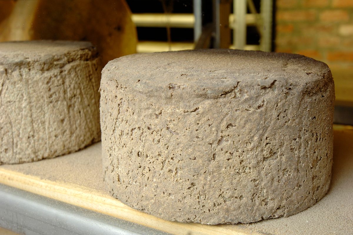 Tra le montagne del Piemonte c’è un borgo minuscolo che ha dato il nome a un formaggio leggendario