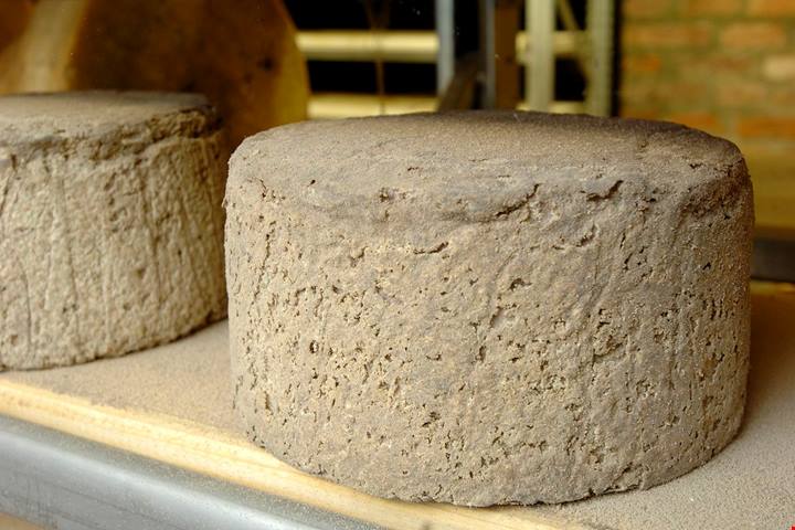 Tra le montagne del Piemonte c’è un borgo minuscolo che ha dato il nome a un formaggio leggendario