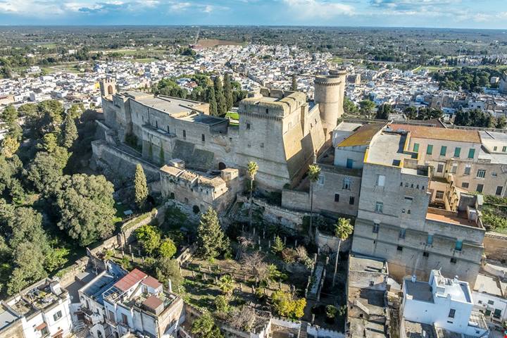 Un castello a forma di vascello da dove guardare tutto il Salento: questo borgo è la capitale storica della Puglia