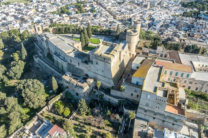 Un castello a forma di vascello da dove guardare tutto il Salento: questo borgo è la capitale storica della Puglia