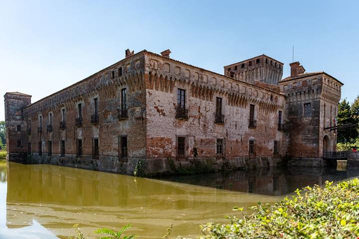 Lombardia, l'antico castello del '400 circondato da un fossato è diventato oggi un attivo centro culturale