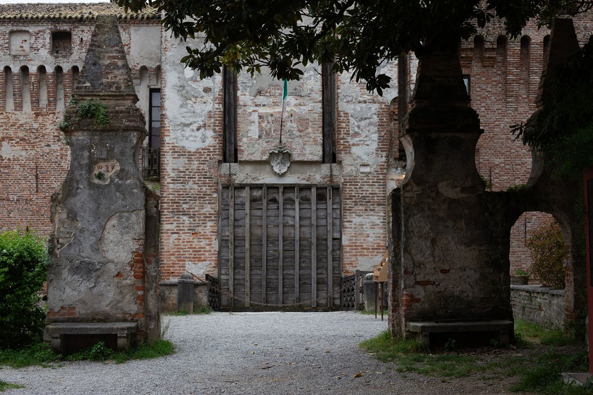Lombardia, l'antico castello del '400 circondato da un fossato è diventato oggi un attivo centro culturale