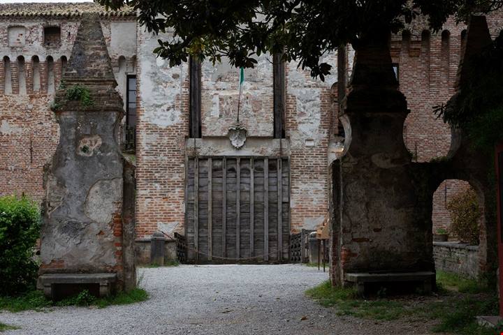 Lombardia, l'antico castello del '400 circondato da un fossato è diventato oggi un attivo centro culturale