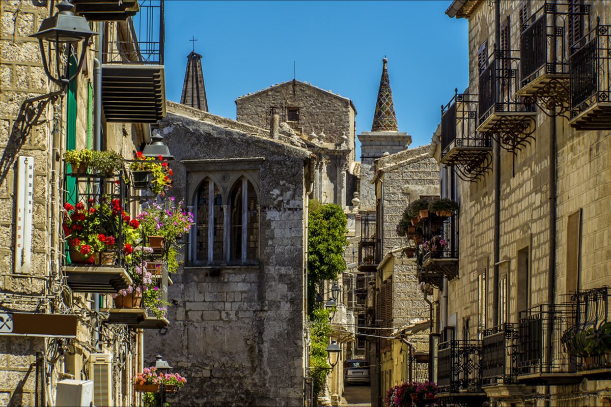 Dal 2018 è diventato famoso in tutta Italia, ma questo borgo della Sicilia a 1147 metri d'altezza ha molto da mostrare