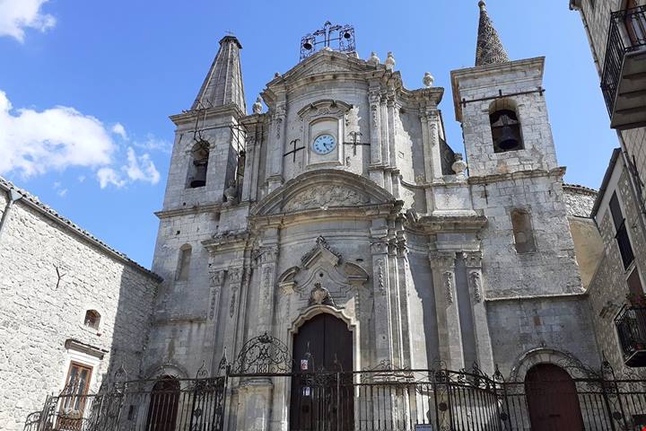 Dal 2018 è diventato famoso in tutta Italia, ma questo borgo della Sicilia a 1147 metri d'altezza ha molto da mostrare