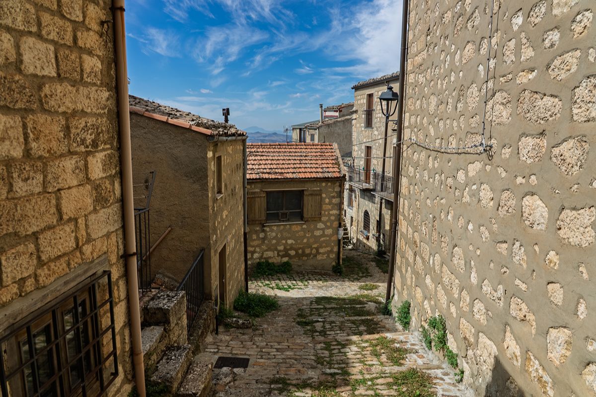 Dal 2018 è diventato famoso in tutta Italia, ma questo borgo della Sicilia a 1147 metri d'altezza ha molto da mostrare