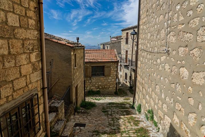 Dal 2018 è diventato famoso in tutta Italia, ma questo borgo della Sicilia a 1147 metri d'altezza ha molto da mostrare