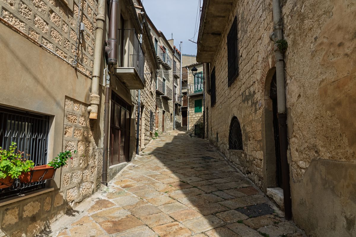 Dal 2018 è diventato famoso in tutta Italia, ma questo borgo della Sicilia a 1147 metri d'altezza ha molto da mostrare