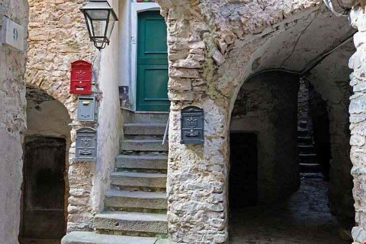 Qui anche l'acqua profuma: a 30 minuti da Sanremo c'è la città dei fiori della Liguria