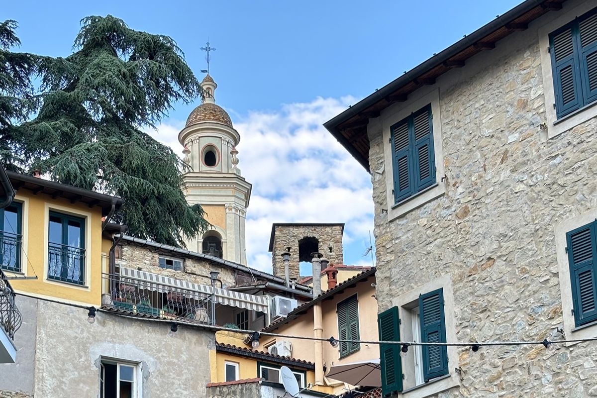 Qui anche l'acqua profuma: a 30 minuti da Sanremo c'è la città dei fiori della Liguria