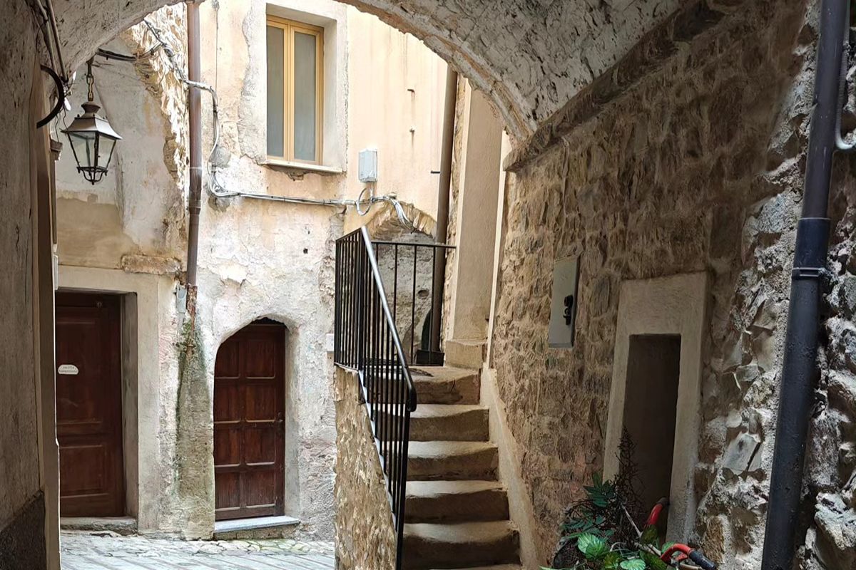 Qui anche l'acqua profuma: a 30 minuti da Sanremo c'è la città dei fiori della Liguria