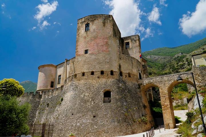33 chiese e un castello pieno di cavalli: la porta del Molise è un piccolo borgo che si sente città