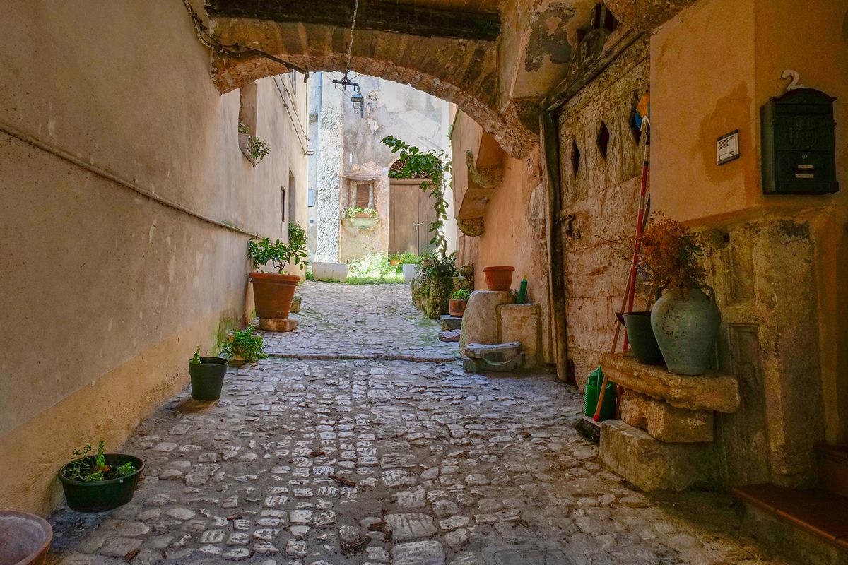 33 chiese e un castello pieno di cavalli: la porta del Molise è un piccolo borgo che si sente città
