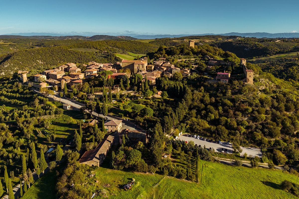 Un caratteristico borgo medievale della Val d'Orcia celebre per il suo paesaggio da cartolina e il Teatro Povero