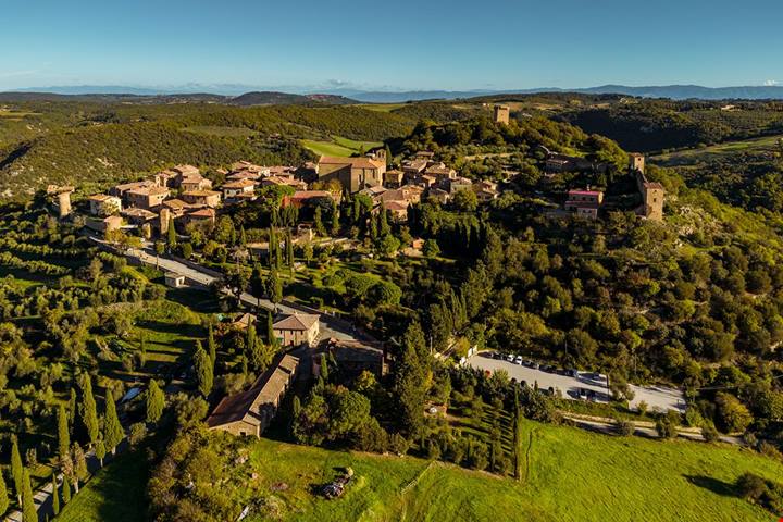 Un caratteristico borgo medievale della Val d'Orcia celebre per il suo paesaggio da cartolina e il Teatro Povero
