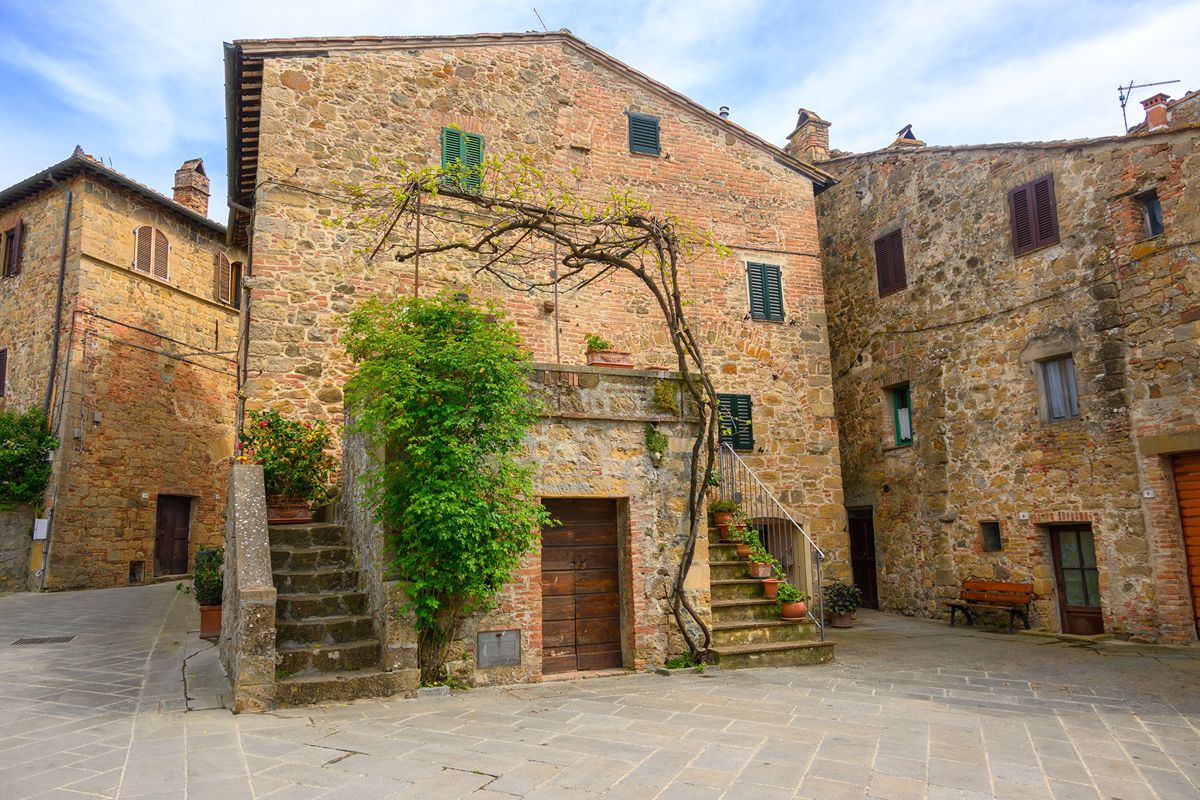 Un caratteristico borgo medievale della Val d'Orcia celebre per il suo paesaggio da cartolina e il Teatro Povero
