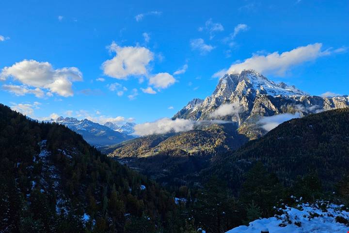 I murales più belli delle Dolomiti li trovi sulle case in pietra di un antico borgo a quasi 1000 metri d'altezza