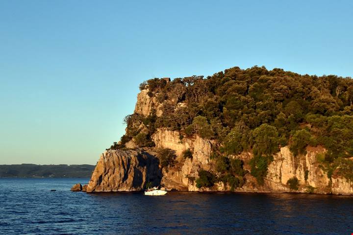 Un'isola misteriosa nel cuore di un lago vulcanico: tra cappelle nascoste e giardini riaperti al pubblico