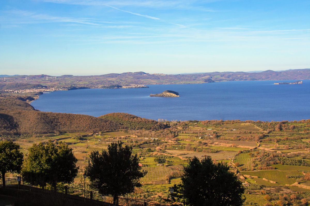Un'isola misteriosa nel cuore di un lago vulcanico: tra cappelle nascoste e giardini riaperti al pubblico