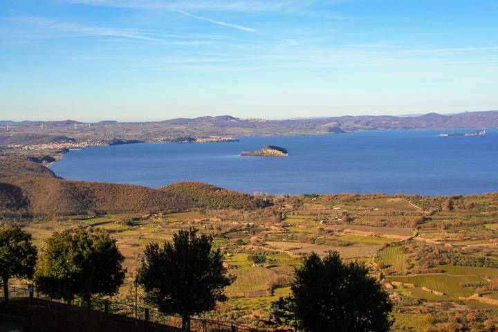 Un'isola misteriosa nel cuore di un lago vulcanico: tra cappelle nascoste e giardini riaperti al pubblico