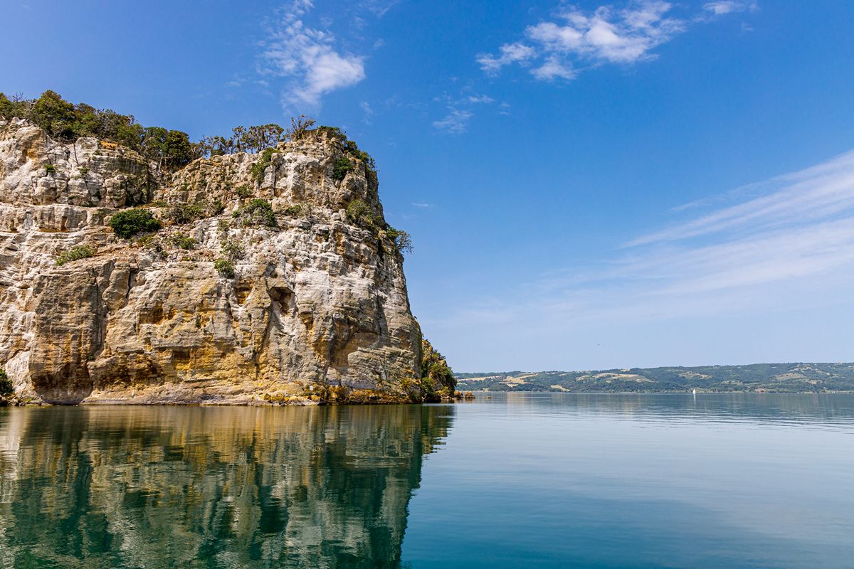 Un'isola misteriosa nel cuore di un lago vulcanico: tra cappelle nascoste e giardini riaperti al pubblico