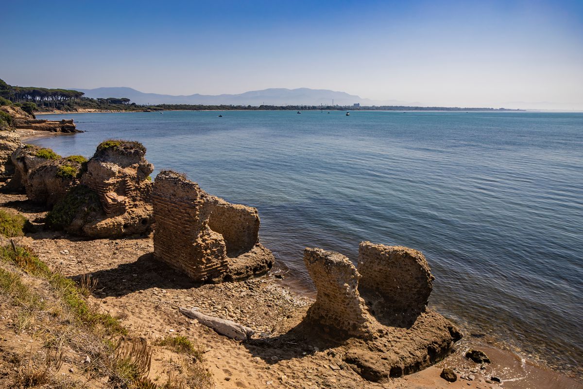 Un antico castello medievale circondato dal mare è la sorpresa panoramica a un'ora di macchina da Roma