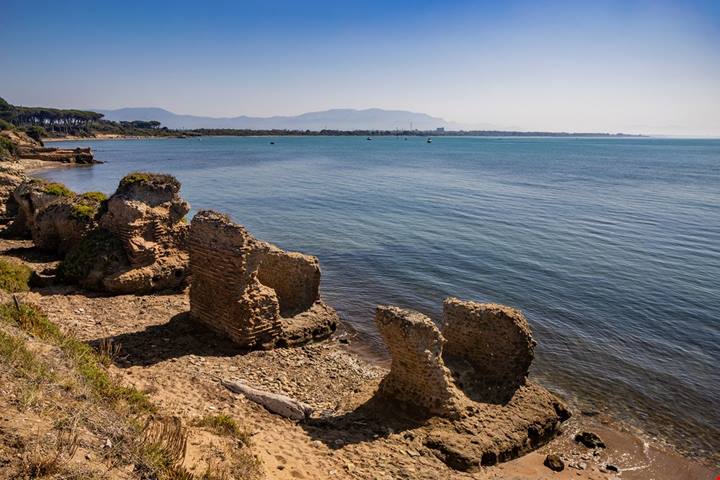 Un antico castello medievale circondato dal mare è la sorpresa panoramica a un'ora di macchina da Roma