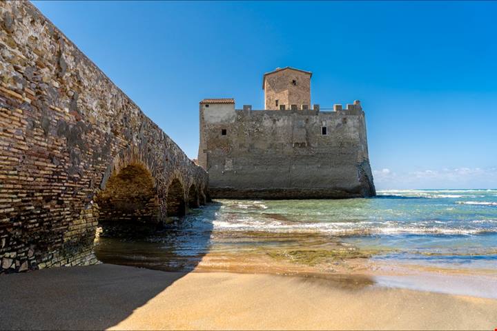 Un antico castello medievale circondato dal mare è la sorpresa panoramica a un'ora di macchina da Roma