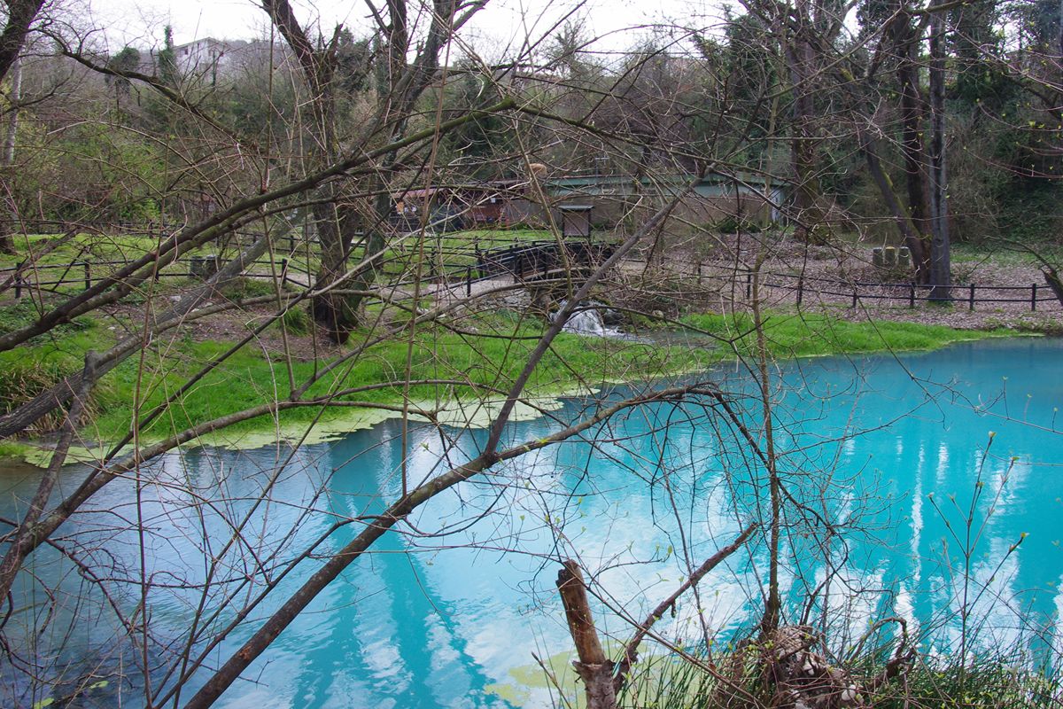 Non credevamo che l'acqua potesse avere questo colore: è il fiume in Abruzzo che fa invia a tutto il mondo